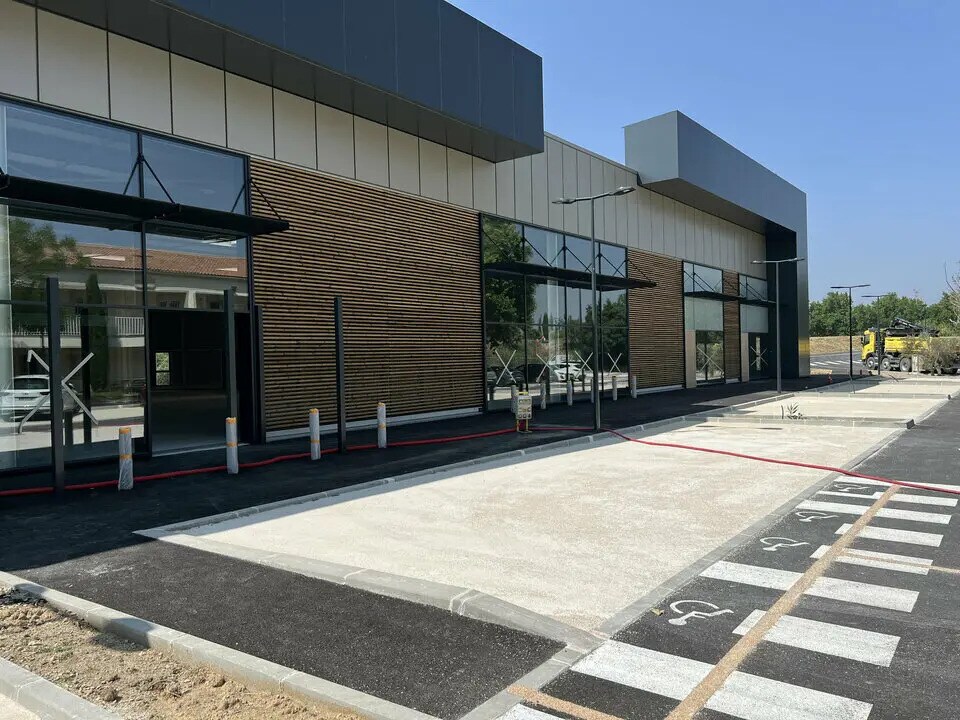 Local commercial dans Salon-de-Provence à louer Photo de l’immeuble– Image 1 sur 6