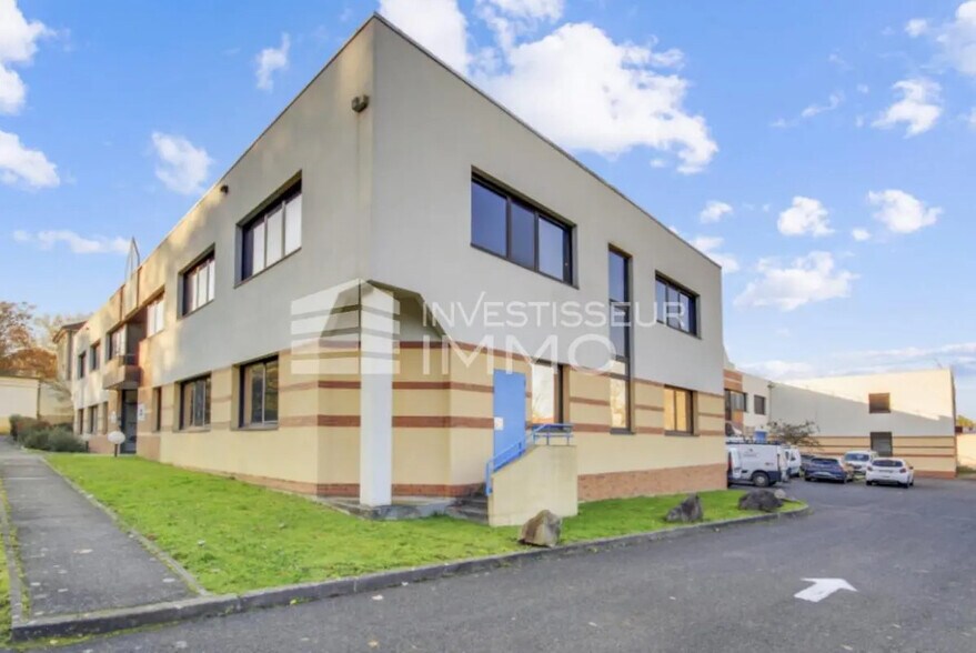Local d’activités dans Champs-sur-Marne à louer - Photo de l’immeuble – Image 1 sur 5
