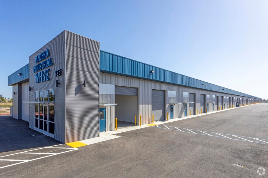 325-355 S Schnoor Ave, Madera, CA à vendre - Photo de l’immeuble – Image 3 sur 19
