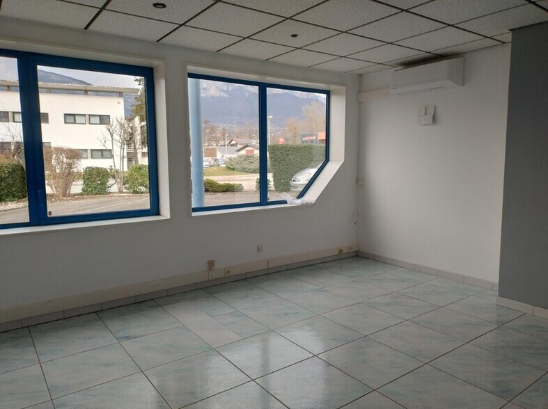 Bureau dans Challes-les-Eaux à vendre - Photo de l’immeuble – Image 2 sur 13