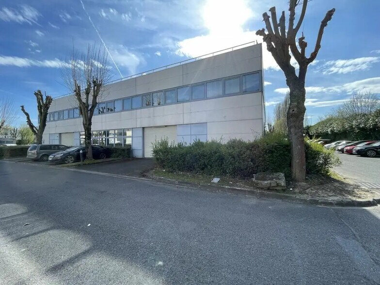 Local d’activités dans Roissy-en-France à louer - Photo de l’immeuble – Image 1 sur 6