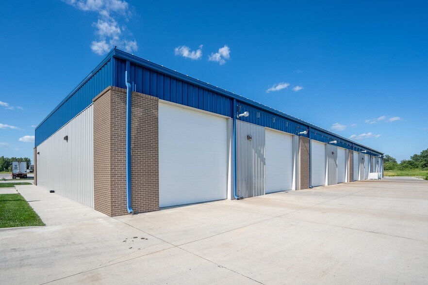 2404 Robinson Ave NE, Bondurant, IA à louer - Photo de l’immeuble – Image 2 sur 8