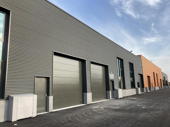 Plus de détails pour 7 Rue Des Boursaults, Champagne-sur-Oise - Bureau, Local d'activités à louer