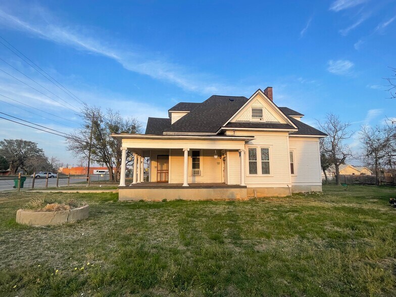 215 W Main St, Lometa, TX à vendre - Photo de l’immeuble – Image 2 sur 39