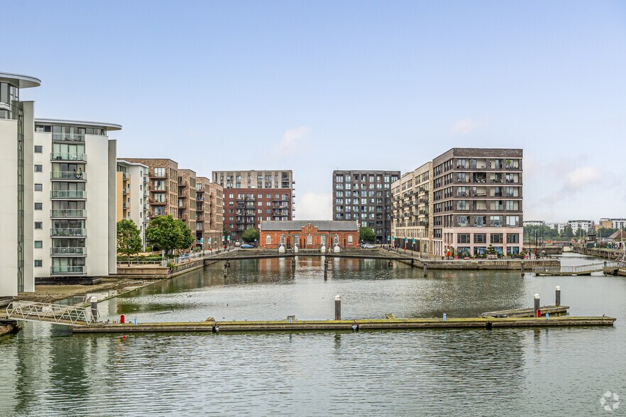 12-15 Upper Dock Walk, Londres à louer - Photo de l’immeuble – Image 3 sur 5