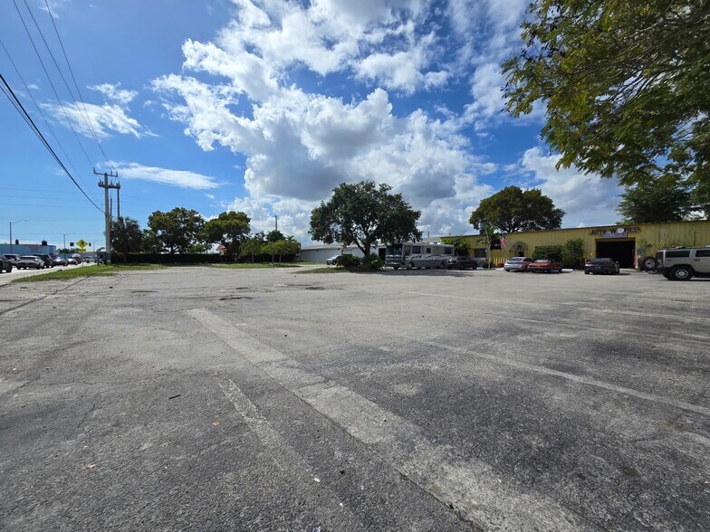 4461 N Dixie Hwy, Oakland Park, FL à louer - Photo principale – Image 1 sur 2
