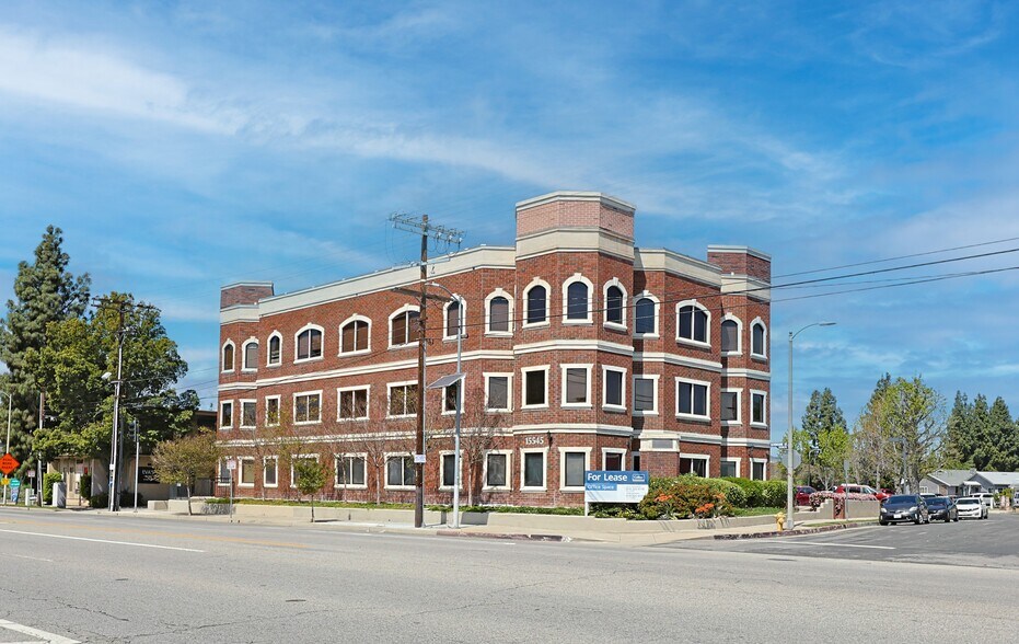 15545 Devonshire St, Mission Hills, CA à vendre - Photo de l’immeuble – Image 3 sur 12