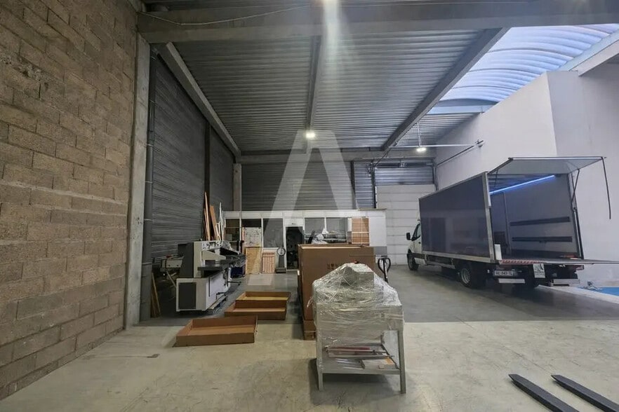 Local d'activités dans Trappes à vendre - Photo intérieure – Image 1 sur 5