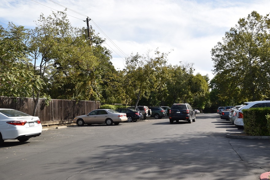 635 Anderson Rd, Davis, CA à louer - Photo de l’immeuble – Image 3 sur 8