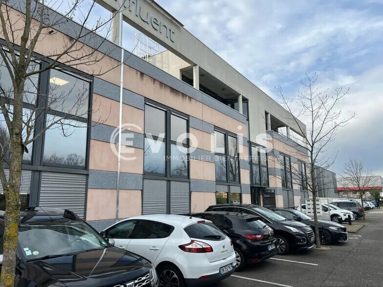10 Rue De Bretagne, Saint-Quentin-Fallavier à louer - Photo de l’immeuble – Image 3 sur 12
