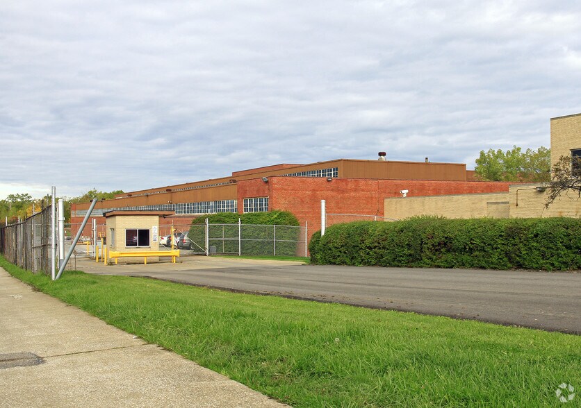 4444 Lee Rd, Cleveland, OH à louer - Photo de l’immeuble – Image 3 sur 5