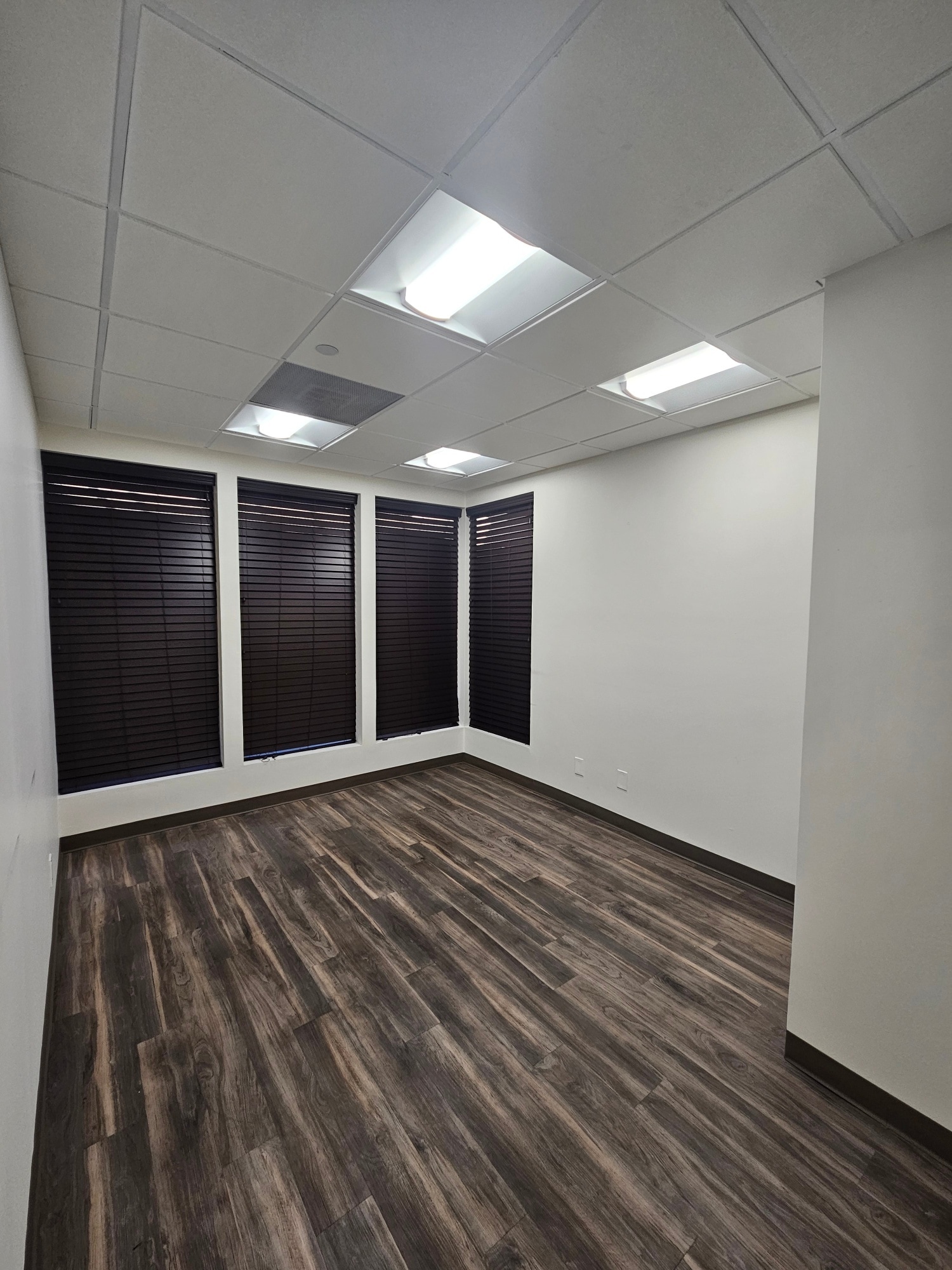 150 E Olive Ave, Burbank, CA à louer Photo intérieure– Image 1 sur 7