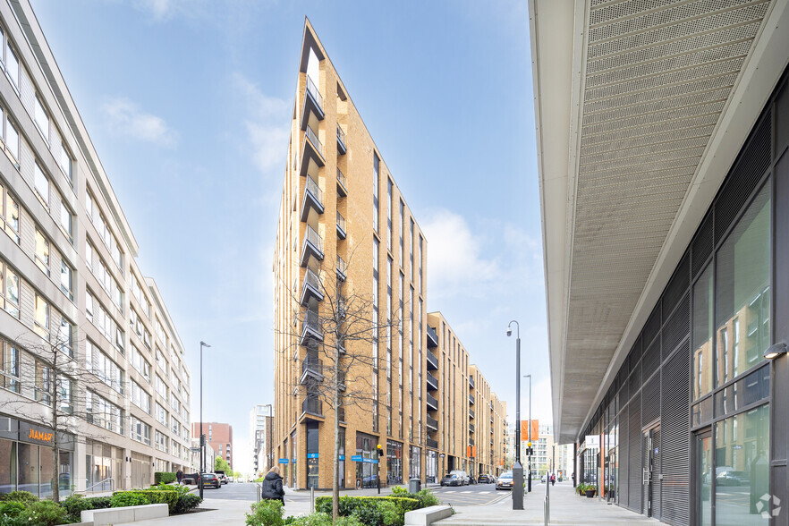 Royal Crest Av, Londres à vendre - Photo principale – Image 1 sur 5