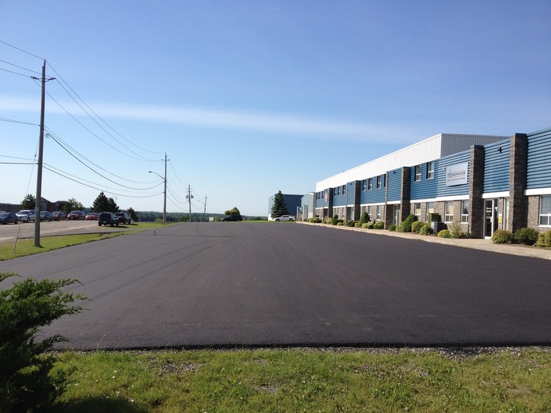 402 Harmony Rd, North Dumfries, ON à louer - Photo de l’immeuble – Image 2 sur 4