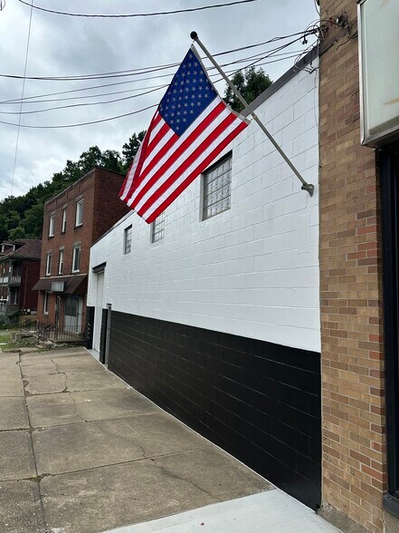 1202 Electric Ave, East Pittsburgh, PA à vendre - Photo de l’immeuble – Image 3 sur 15