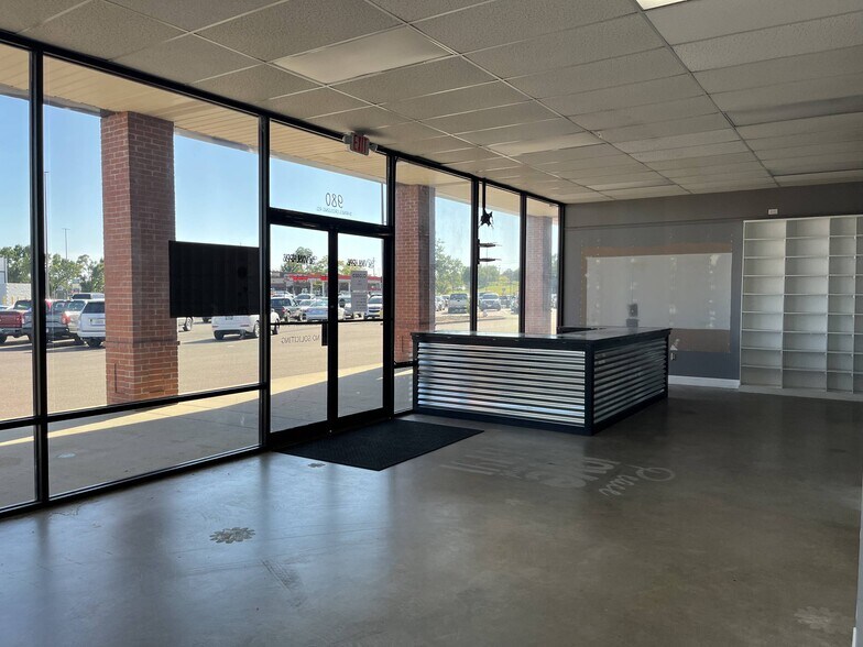 930 Barnes Crossing Rd, Tupelo, MS à louer - Photo de l’immeuble – Image 3 sur 11