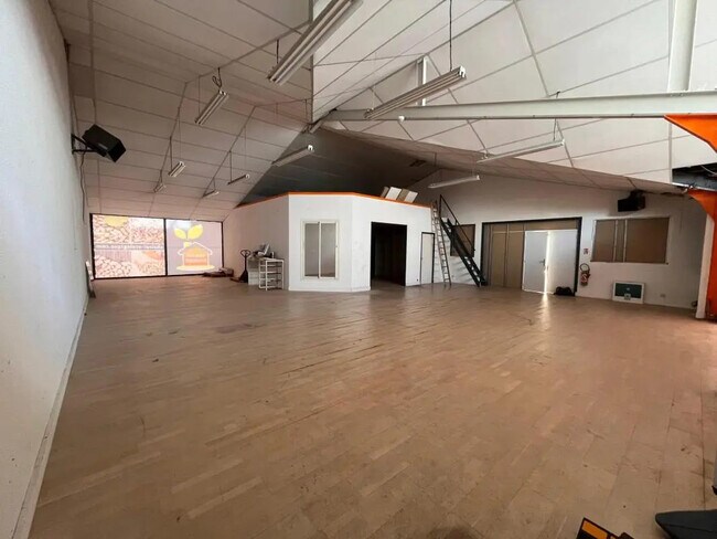 Plus de détails pour Local commercial à louer