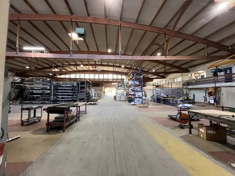 Industriel/Logistique dans Montataire à vendre - Photo de l’immeuble – Image 2 sur 5