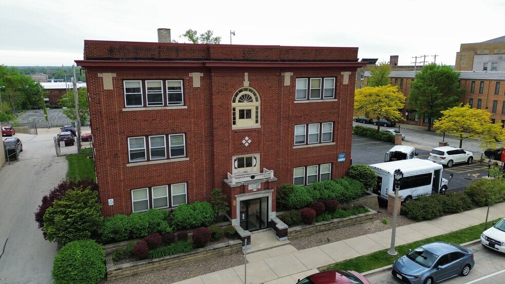 2217 W Wisconsin Ave, Milwaukee, WI à vendre - Photo de l’immeuble – Image 2 sur 12