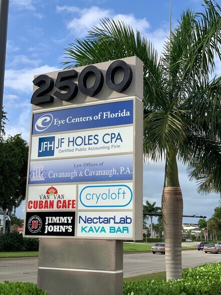 2500 Tamiami Trl N, Naples, FL à louer - Photo de l’immeuble – Image 3 sur 17