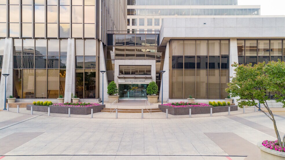 8333 Douglas Ave, Dallas, TX à louer - Photo de l’immeuble – Image 2 sur 15