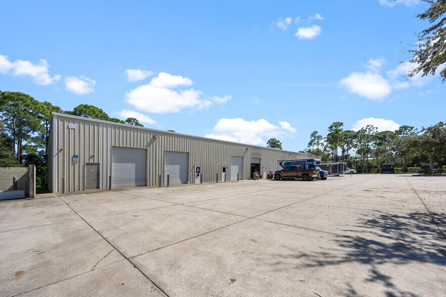 3121 Skyway Cir, Melbourne, FL à louer - Photo principale – Image 1 sur 1