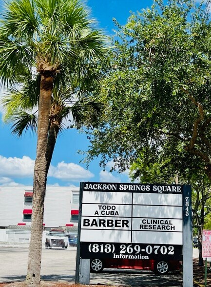 7345 Jackson Springs Dr, Tampa, FL à louer - Photo de l’immeuble – Image 3 sur 19