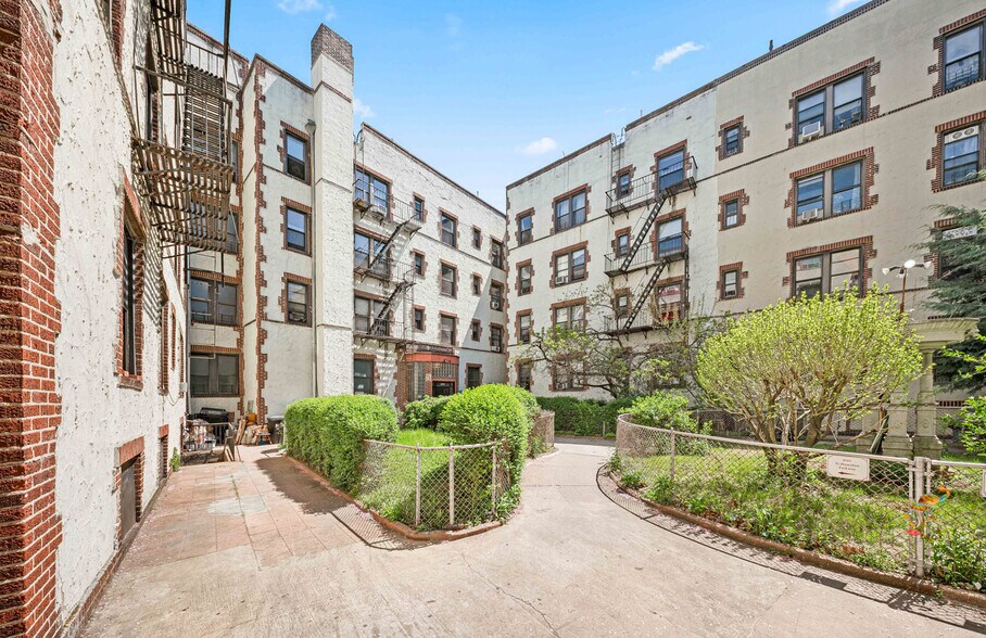 8501 Fort Hamilton Pky, Brooklyn, NY à vendre - Photo de l’immeuble – Image 3 sur 12