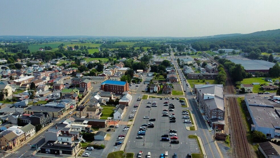 12 W Locust St, Fleetwood, PA à louer - Photo de l’immeuble – Image 3 sur 3