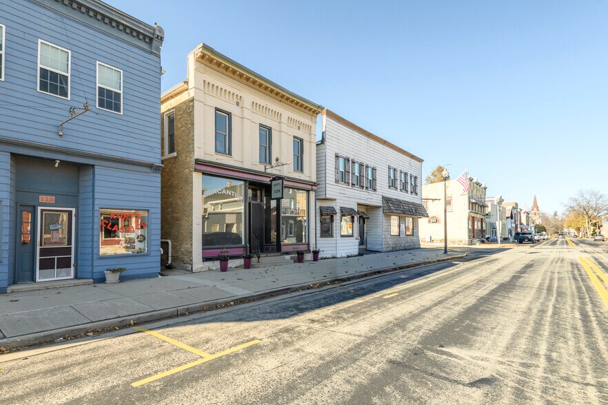 109 S Lake St, Hustisford, WI à vendre - Photo de l’immeuble – Image 2 sur 43