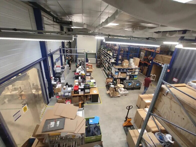 Local d'activités dans Vaulx-Milieu à vendre - Photo de l’immeuble – Image 3 sur 10