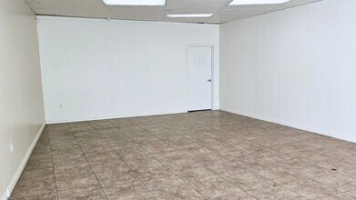 9085 Mission Blvd, Jurupa Valley, CA à louer Photo intérieure– Image 2 sur 7