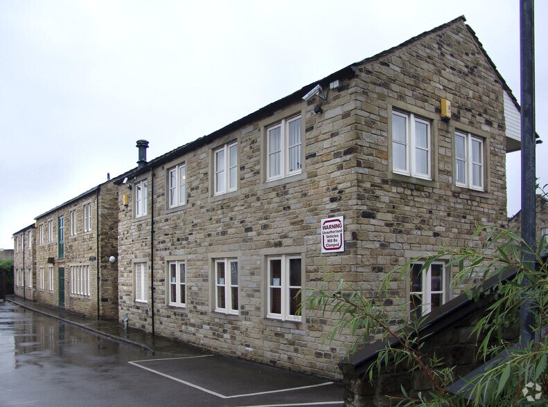 Wakefield Rd, Huddersfield à louer - Photo de l’immeuble – Image 2 sur 3