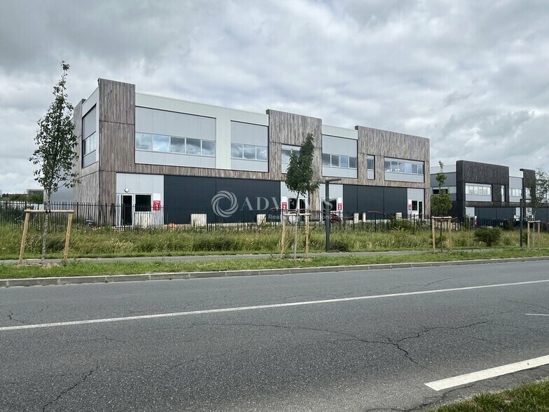 Local d'activités dans Louvres à vendre - Photo de l’immeuble – Image 1 sur 8