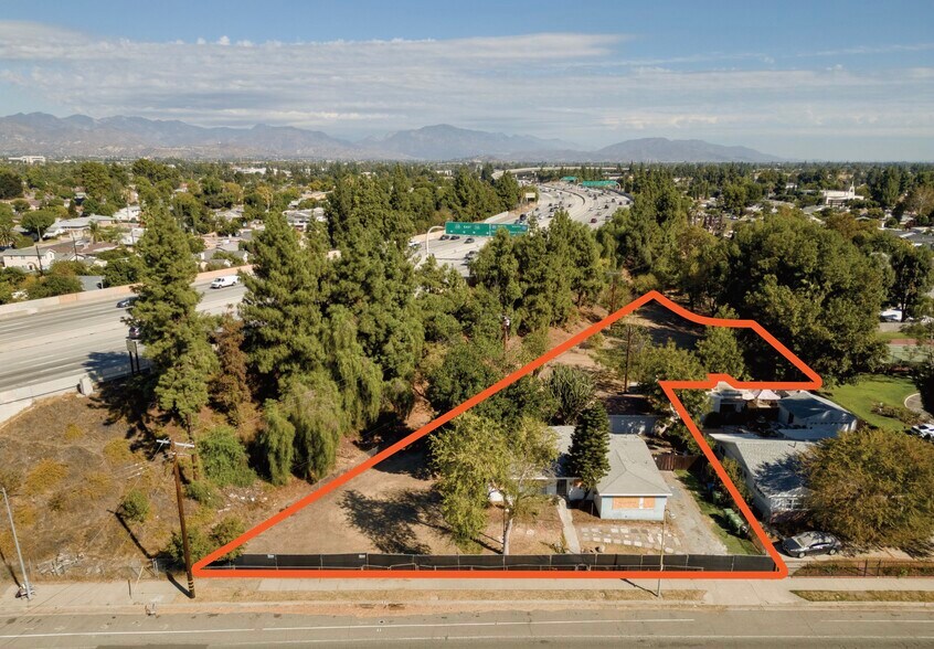 10810 Woodley Ave, Granada Hills, CA à vendre - Photo de l’immeuble – Image 3 sur 7