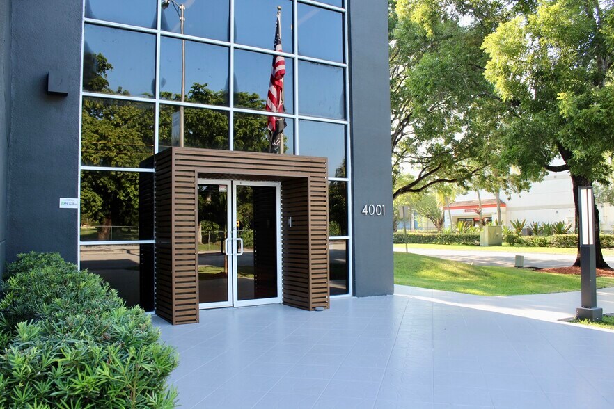 4001 NW 97th Ave, Doral, FL à louer - Photo de l’immeuble – Image 2 sur 21