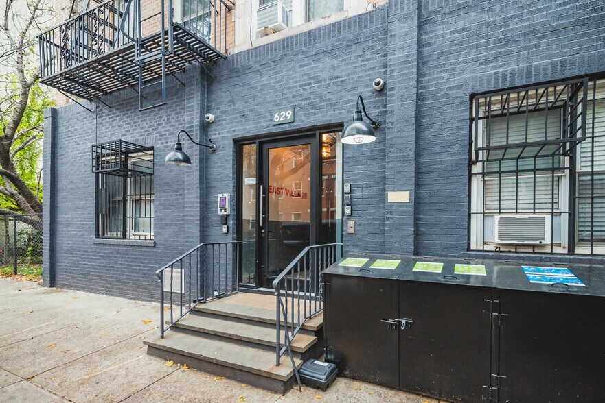 629 E 5th St, New York, NY à vendre - Photo de l’immeuble – Image 1 sur 21