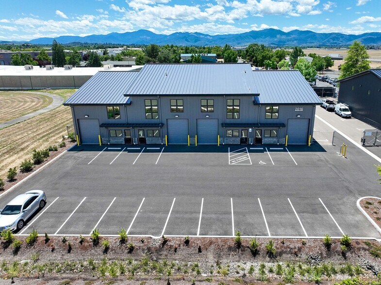 2016 Commerce, Medford, OR à louer - Photo de l’immeuble – Image 2 sur 12