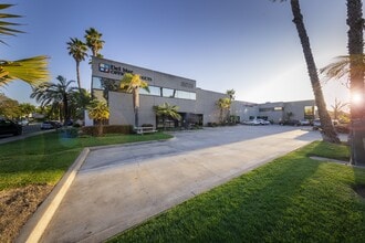 8015 Silverton Ave, San Diego, CA à louer Photo de l’immeuble– Image 1 sur 3