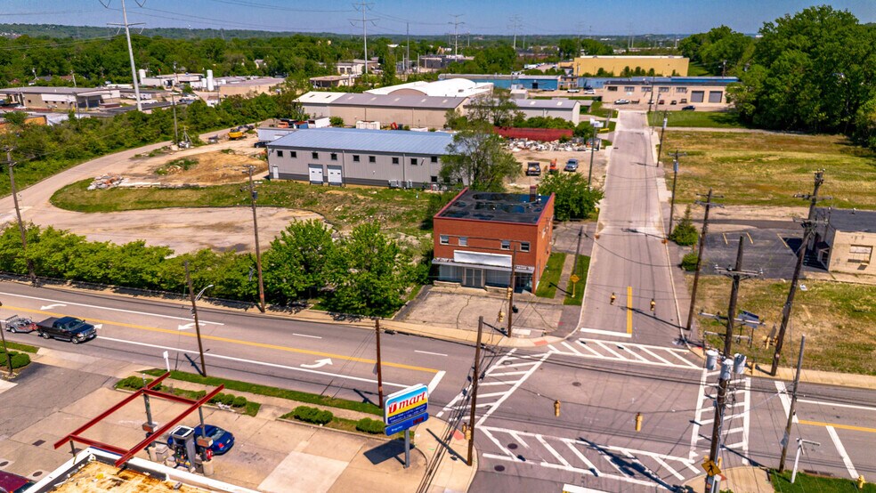 2198 Losantiville Ave, Cincinnati, OH à louer - Photo de l’immeuble – Image 1 sur 28