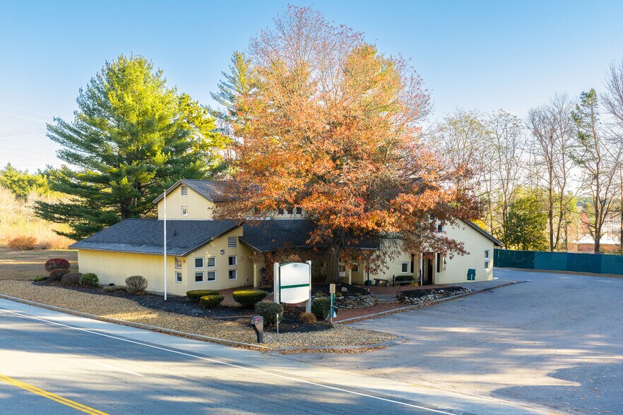 235 Daniel Webster Hwy, Merrimack, NH à louer - Photo de l’immeuble – Image 1 sur 4