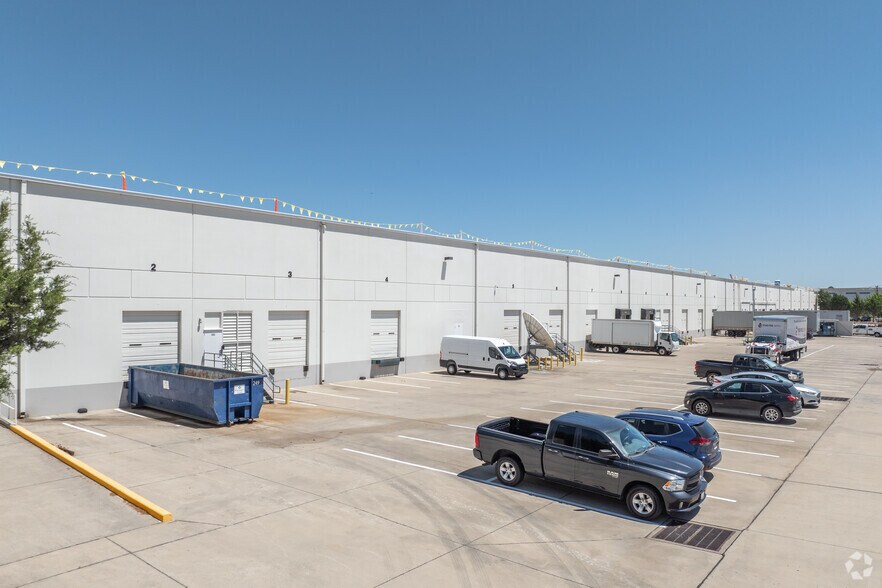 10570 John W Elliott Dr, Frisco, TX à louer - Photo de l’immeuble – Image 3 sur 5