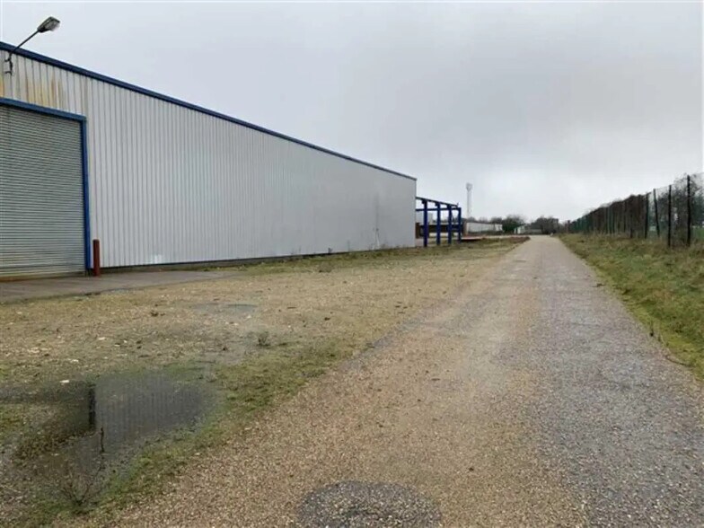 Industriel/Logistique dans Tancarville à louer - Photo de l’immeuble – Image 3 sur 3