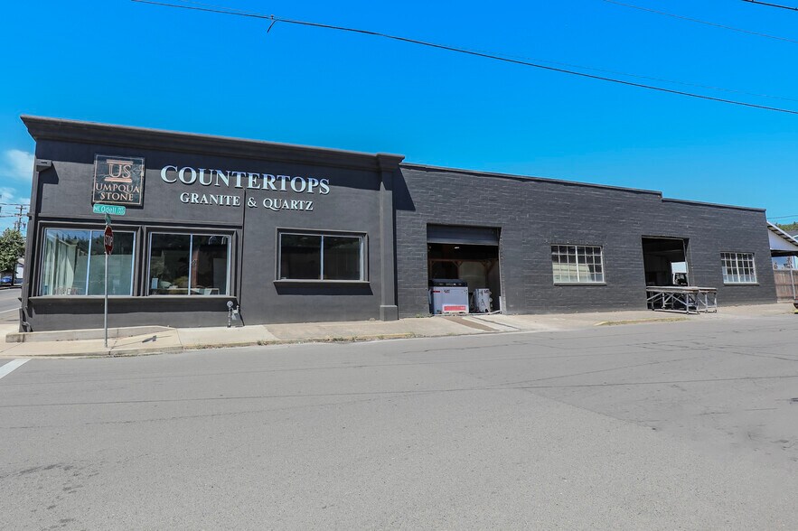 403 NE Winchester St, Roseburg, OR à vendre - Photo de l’immeuble – Image 2 sur 35