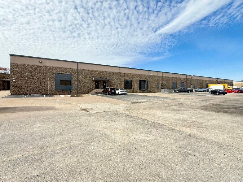 1001 NE Loop 820, Fort Worth, TX à louer - Photo de l’immeuble – Image 3 sur 29
