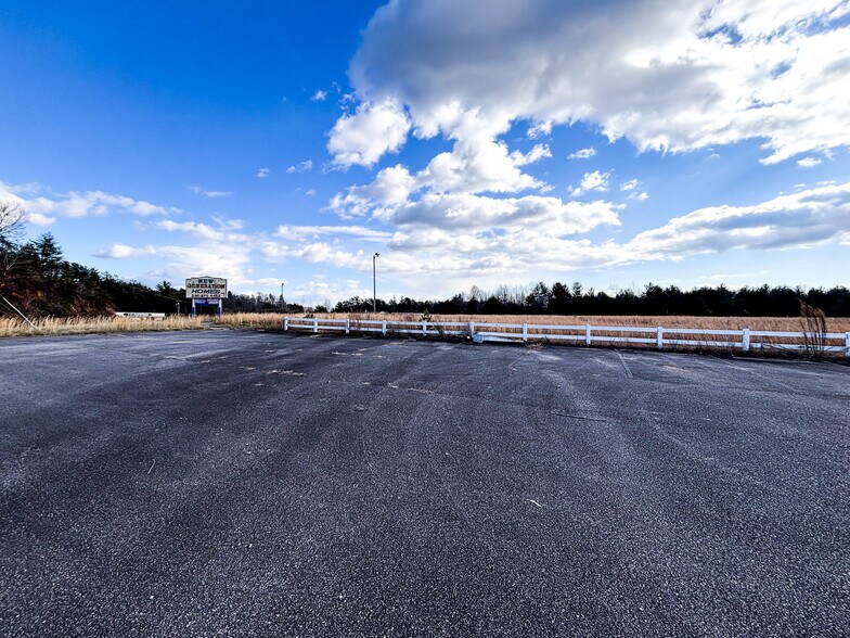 5873 W US Highway 421, Wilkesboro, NC à louer - Photo de l’immeuble – Image 2 sur 4