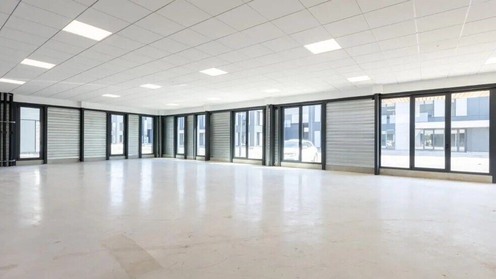 Bureau dans Le Bourget à louer - Photo de l’immeuble – Image 2 sur 3