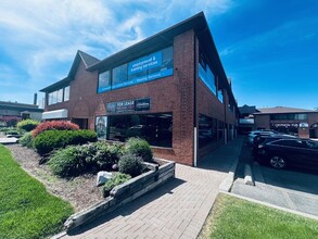 114 Dundas St E, Whitby, ON à louer Photo de l’immeuble– Image 2 sur 5