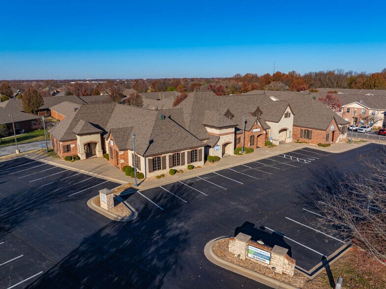 1135 E Lakewood, Springfield, MO à vendre - Photo de l’immeuble – Image 1 sur 36