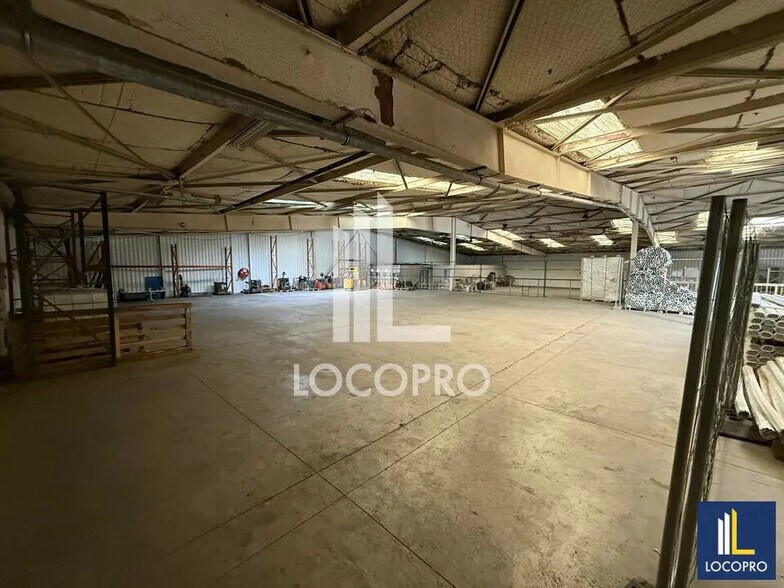 Local d’activités dans  à louer - Photo de l’immeuble – Image 3 sur 6